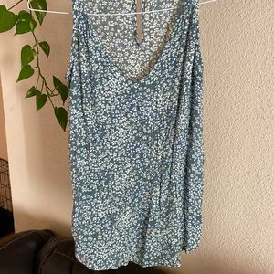 Sleeveless DIP floral top.